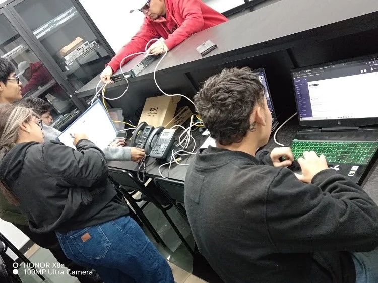 Estudiantes del ITSQMET Revolucionan con una Avanzada Central PBX usando Issabel