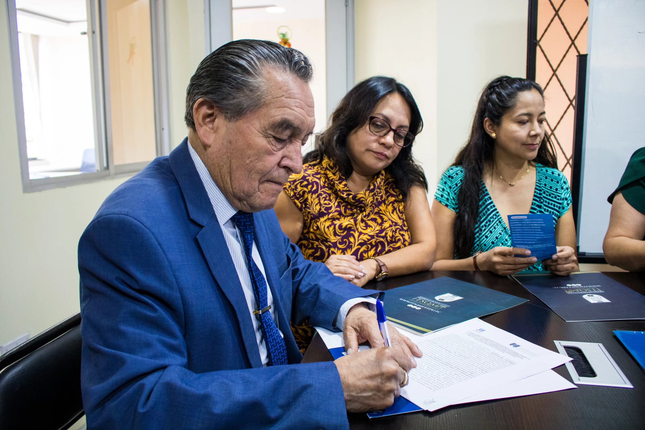 ITSQMET y Vida Nueva Firman Convenio para Ofrecer Cursos de Alto Nivel