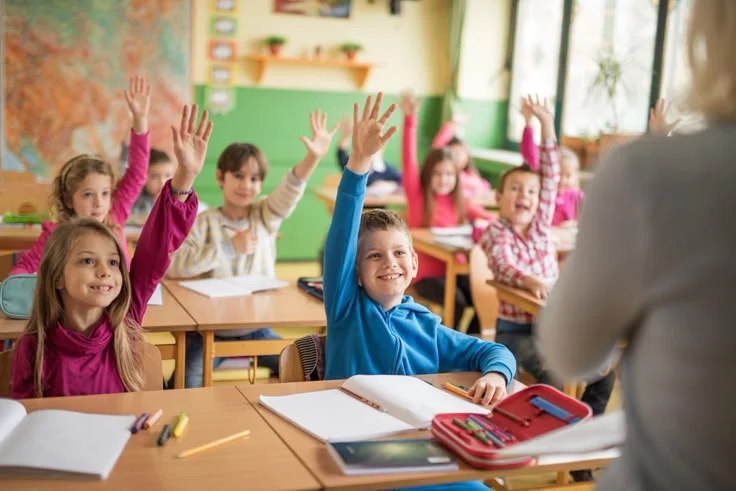 Las estrategias de enseñanza son métodos diseñados para facilitar el aprendizaje y fomentar la participación activa de los estudiantes.