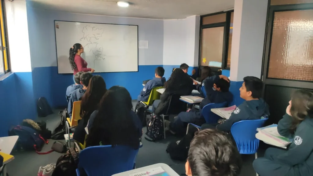Charla educativa sobre el pensamiento crítico y la IA