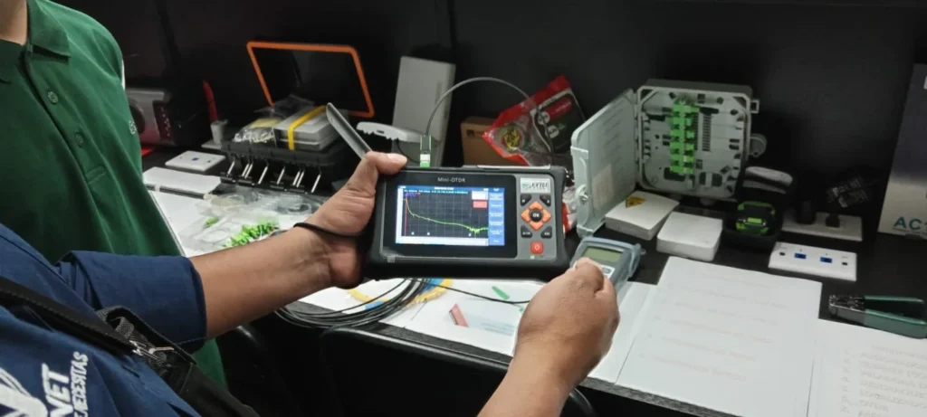 Casa abierta sobre las redes de fibra óptica