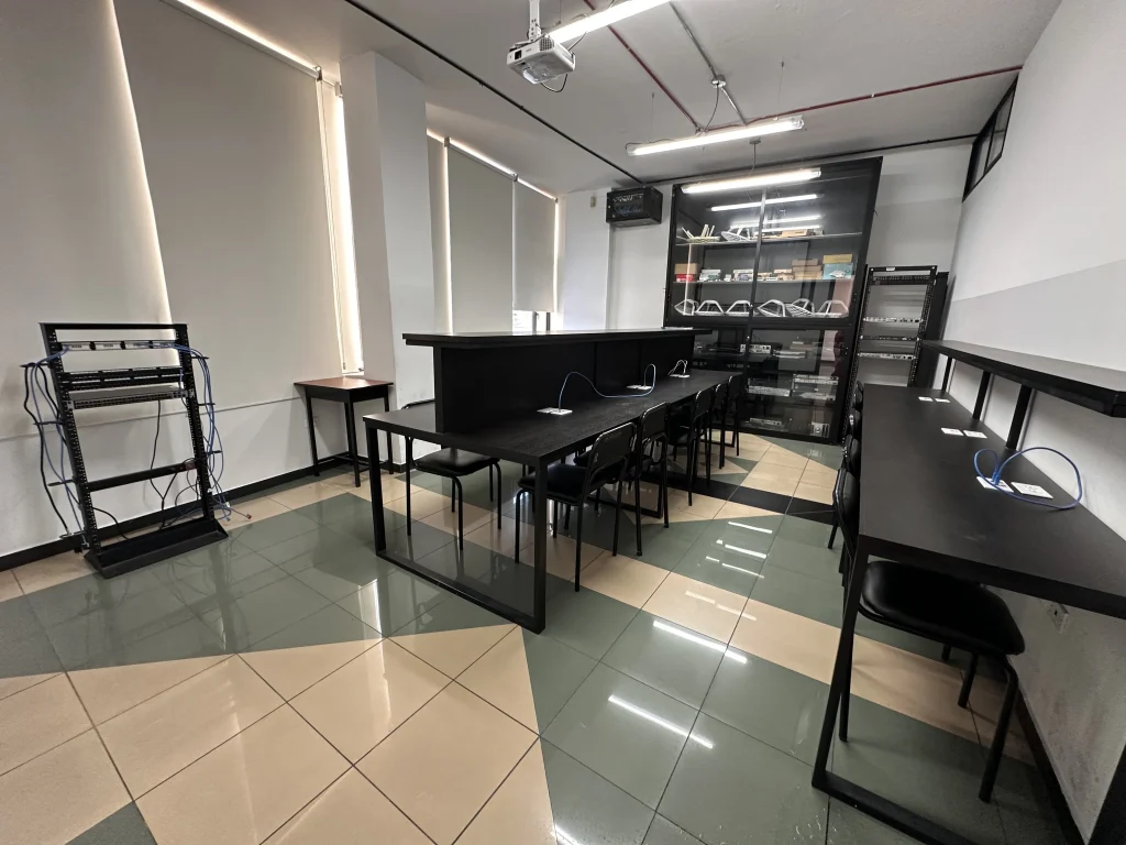 laboratorios itsqmet de redes y telecomunicaciones