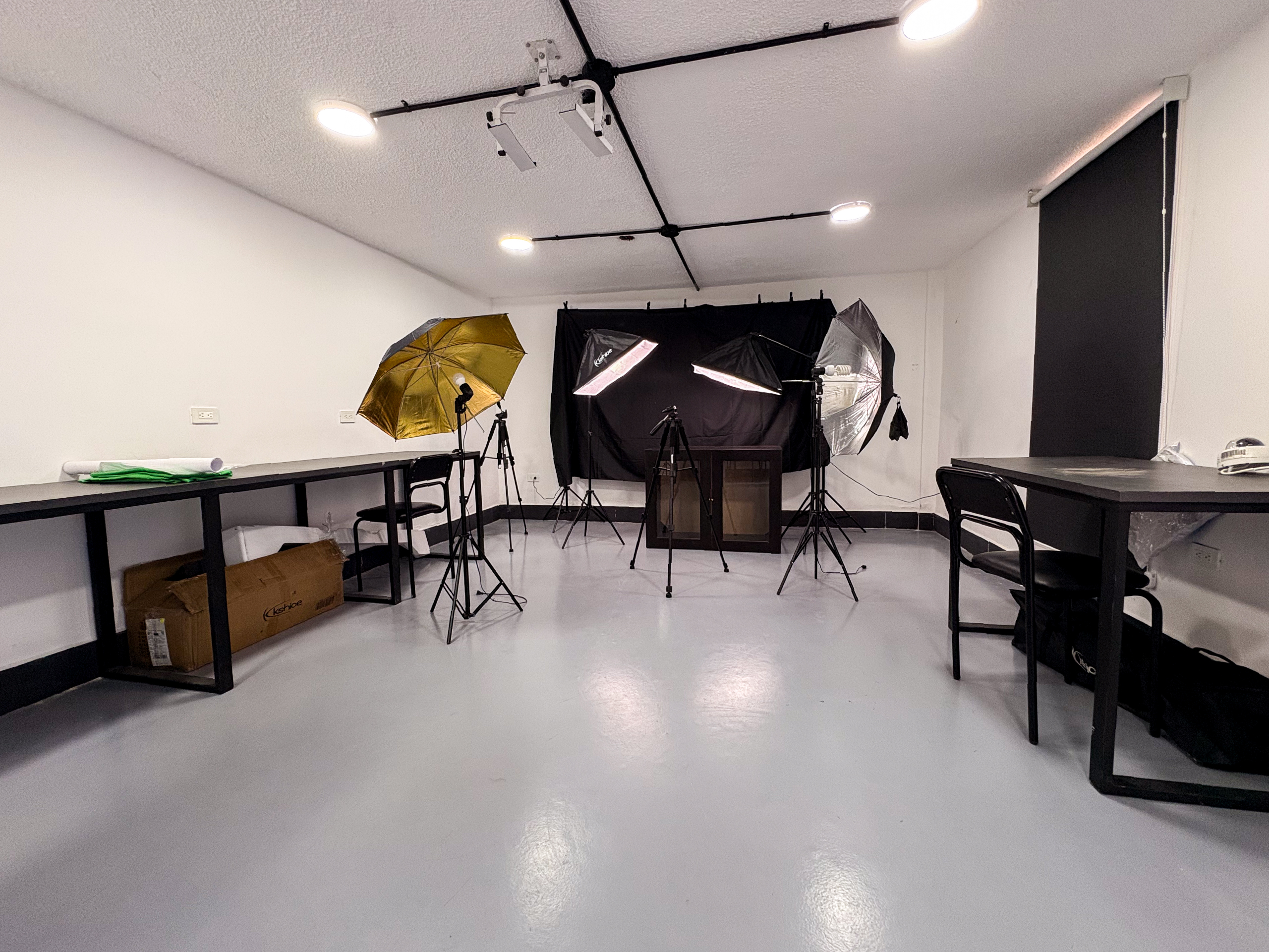 Laboratorio de Diseño Multimedia del ITSQMET con equipos para producción audiovisual
