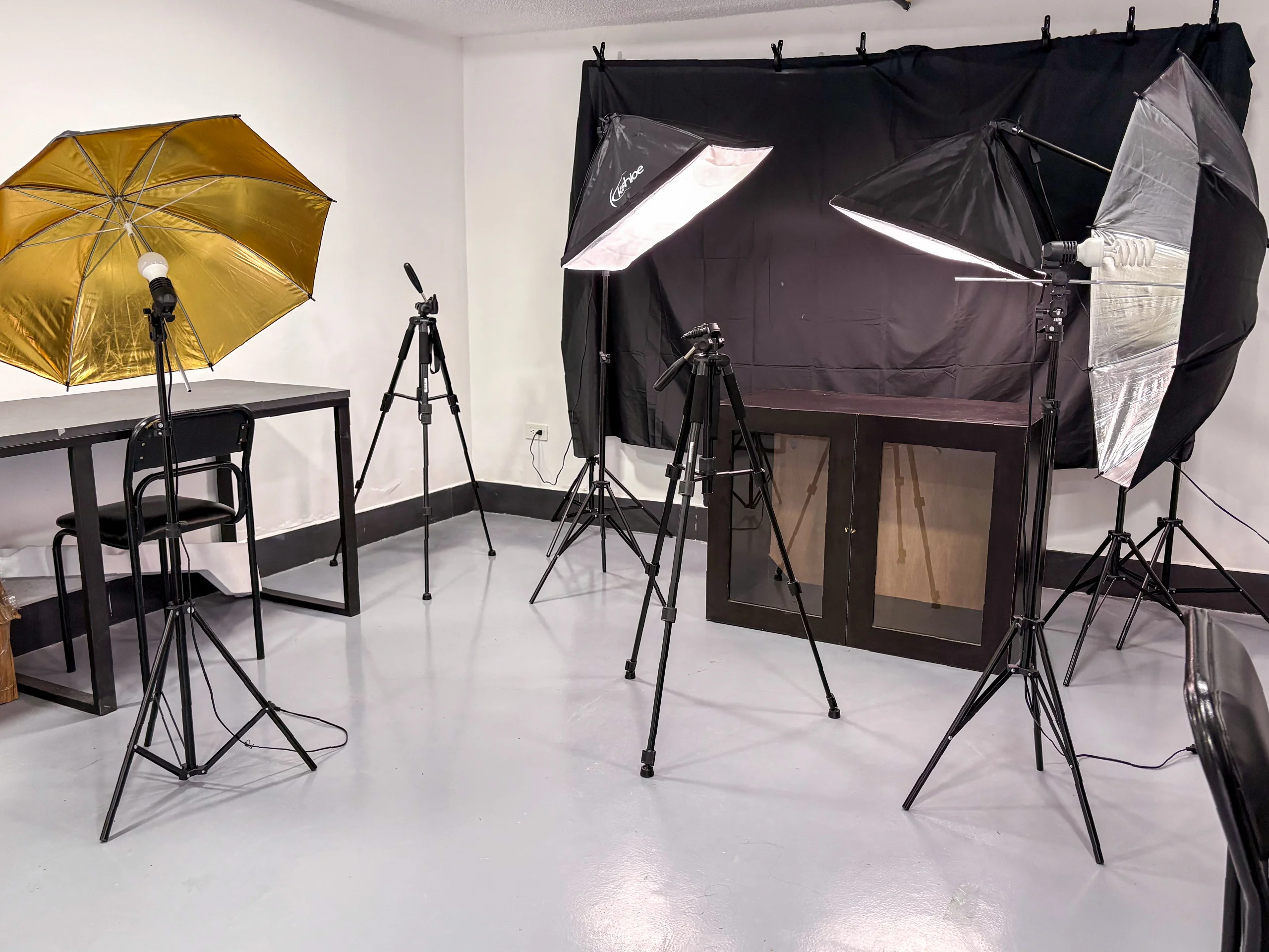 Laboratorio de Diseño Multimedia del ITSQMET con equipos para producción audiovisual