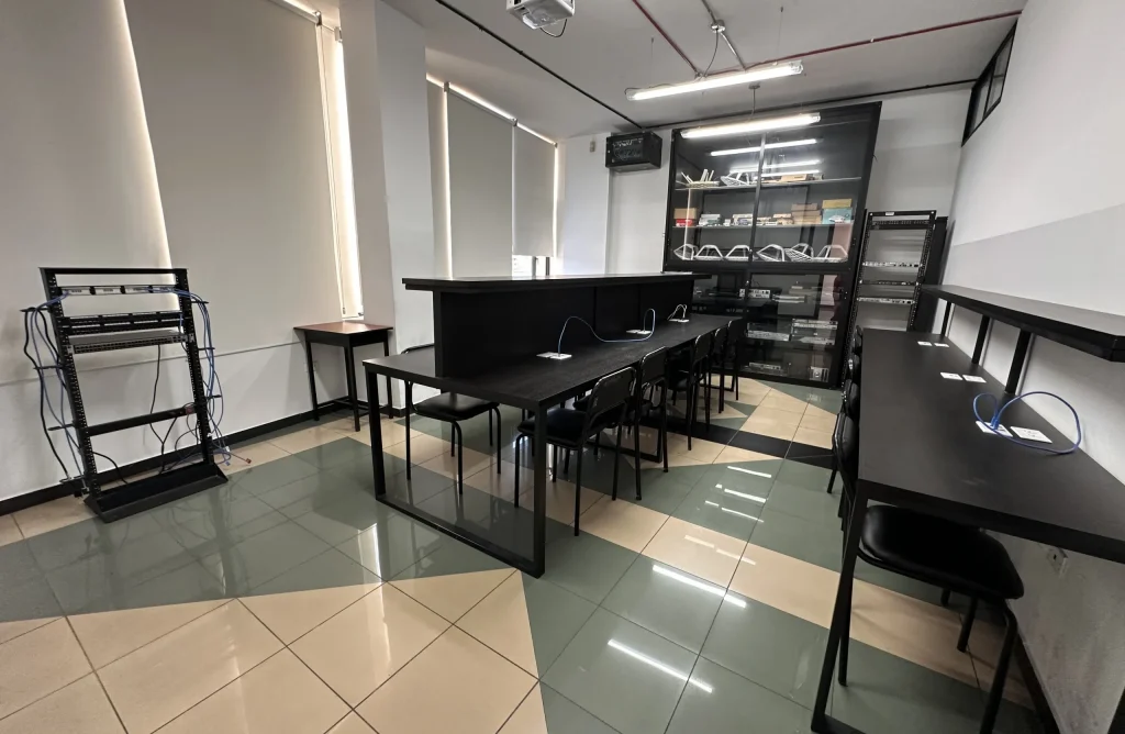 laboratorios itsqmet de redes y telecomunicaciones